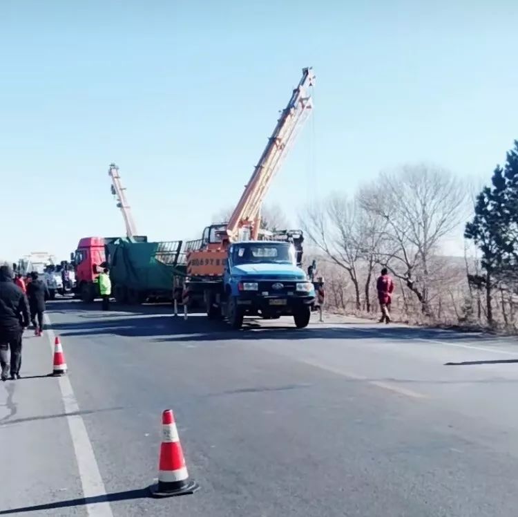 昨天赤峰境内发生一起交通事故