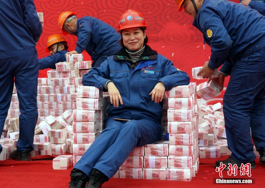 江西南昌市方大特钢厂区内,3亿多元现金堆成一座钱山,为员工发放