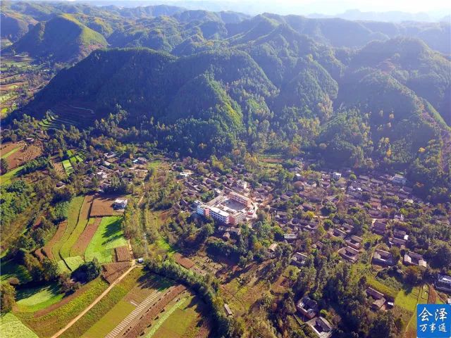 2公里,到鄉道路為土路,交通方便,距會澤縣50.2公里.