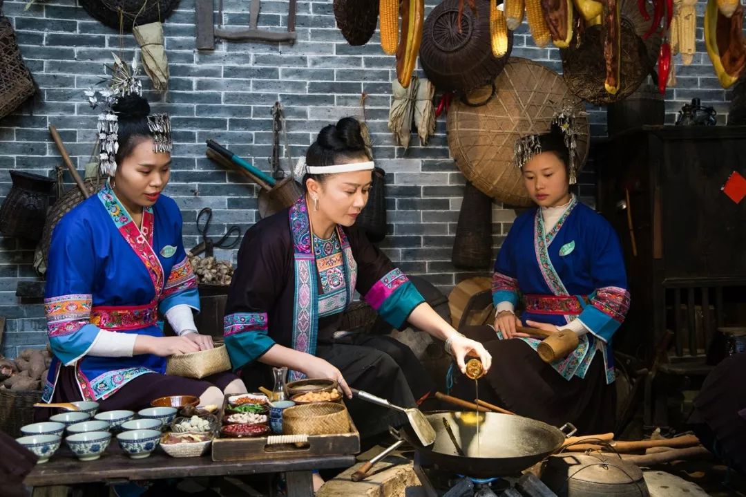 打油茶本次直播将在三江侗寨厨娘油茶体验馆向观众呈现侗族姑娘打