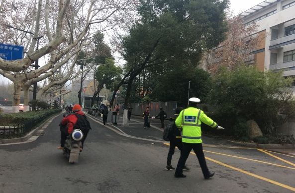 迅速開啟老鷹護小雞的模式,用左手牽小孩,右手攔非機動車,一路小跑