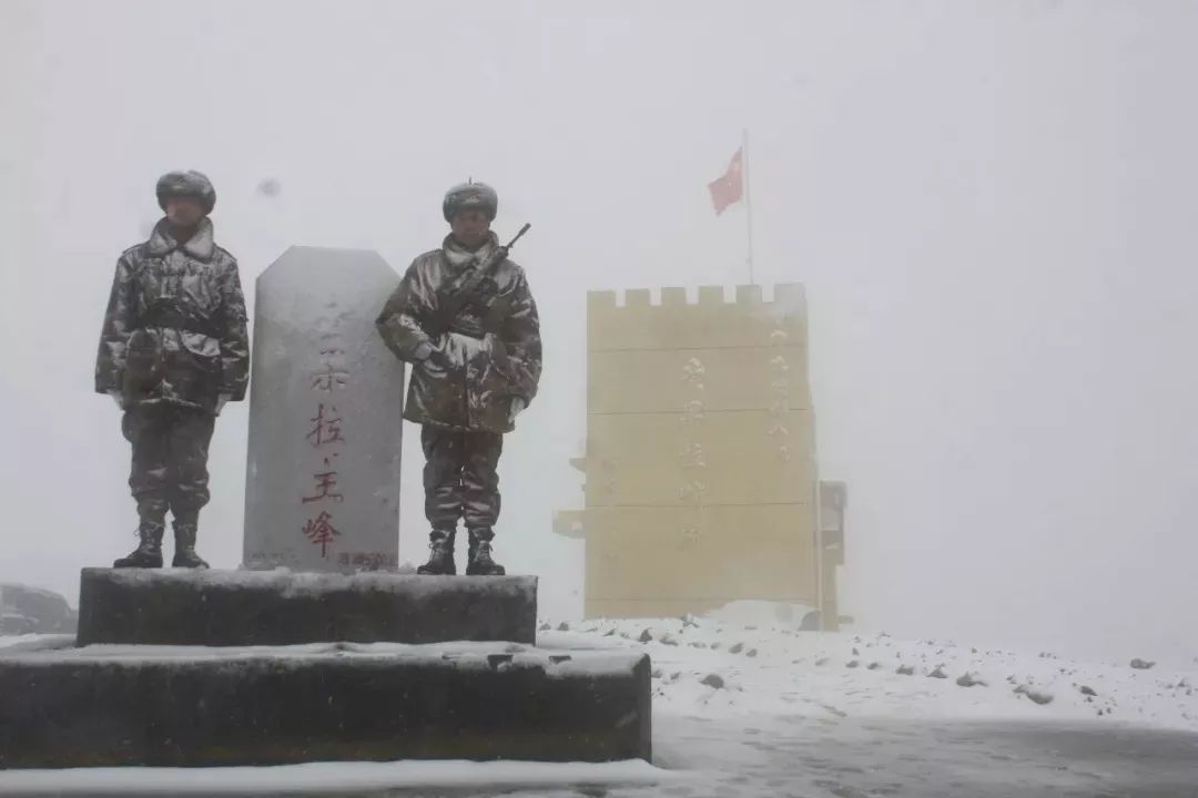 温暖着祖国的大地 我们的士兵 依然像往常一样坚守在风雪边关 严酷的