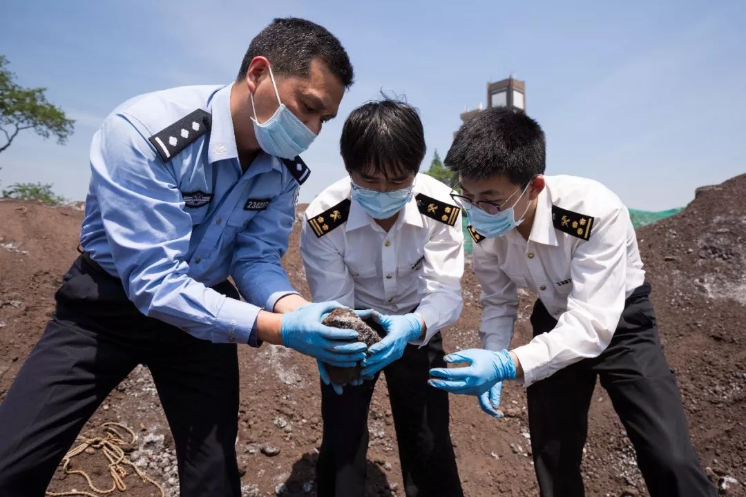 拱北海关缉私警察在现场进行调查取证2018年3月,拱北和南京海关缉私局