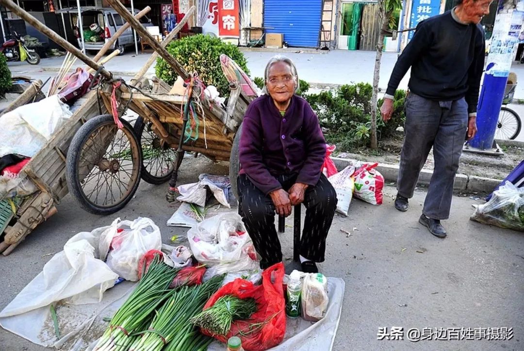 永濟89歲老人閒不住騎自行車趕集賣菜圖開心最害怕讓小兒子知道