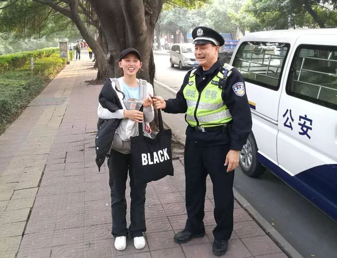 暖心~佛山寶媽懷抱嬰兒狂追公交車,遇到了警察蜀黍之後