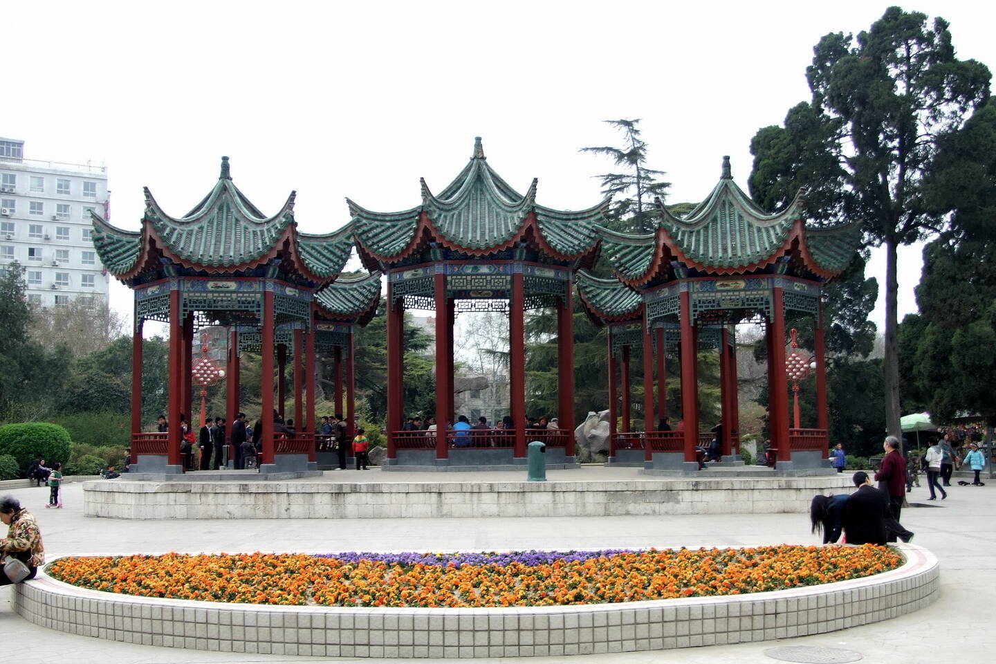 人民公園算是鄭州比較古老的公園位於市區離火車站和二七廣場很近人民