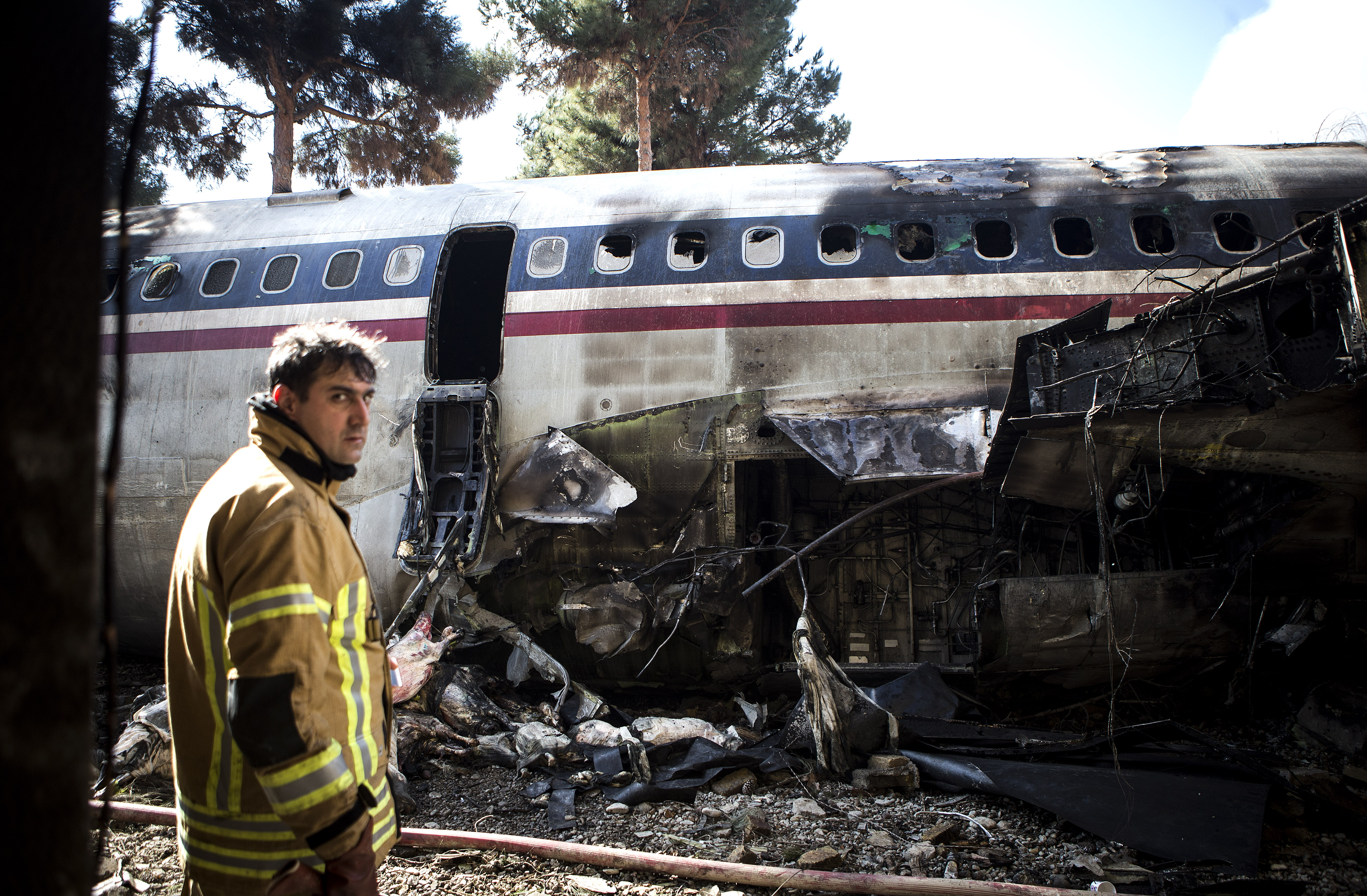 一架波音707货机14日上午在首都德黑兰附近城市卡拉季一处机场坠毁