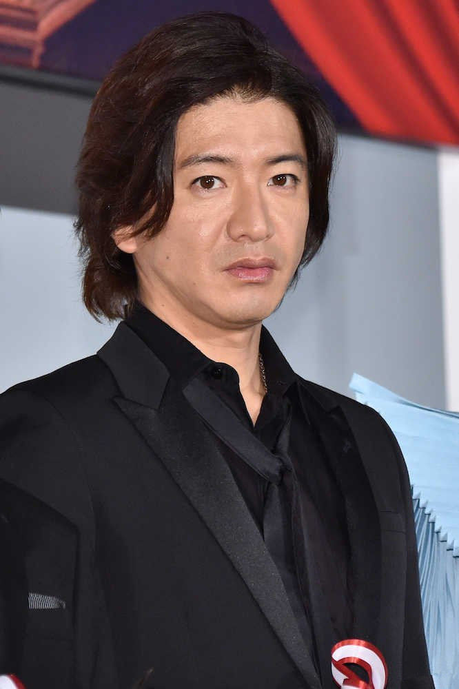 46歲木村拓哉真會玩穿黑西裝現身領帶不正經的系法太灑脫