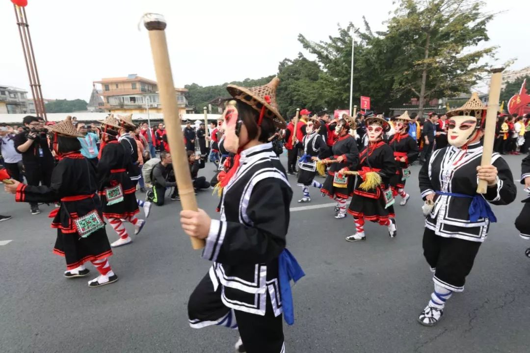 揭阳普宁英歌舞,清远连南长鼓舞,本省有中山醉龙,韶关南雄茶花灯,瑶族