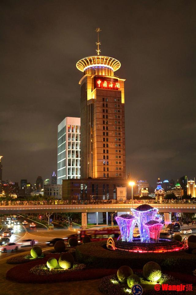 浦东海关大楼外滩建筑群夜景上海工商银行大楼陈毅市长雕塑上海