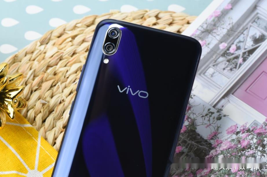 vivo x23搭載的是驍龍670處理器,相比之前的驍龍660處理器,cpu性能