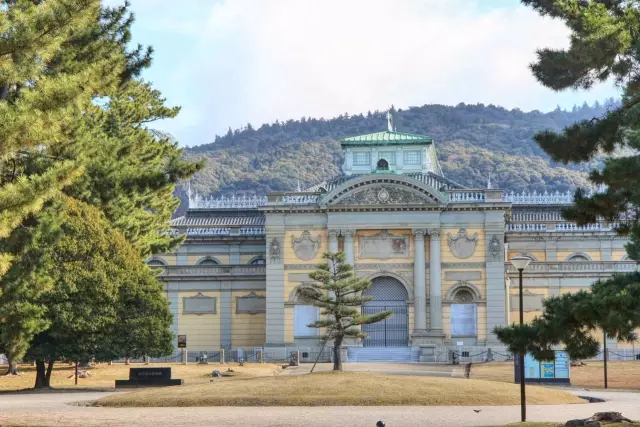 博物館依西方建築風格而建,雖然氣勢雄偉,色彩鮮豔,但與奈良公園的