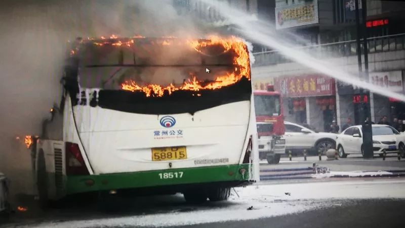 視頻常州一輛公交車行駛途中發生自燃