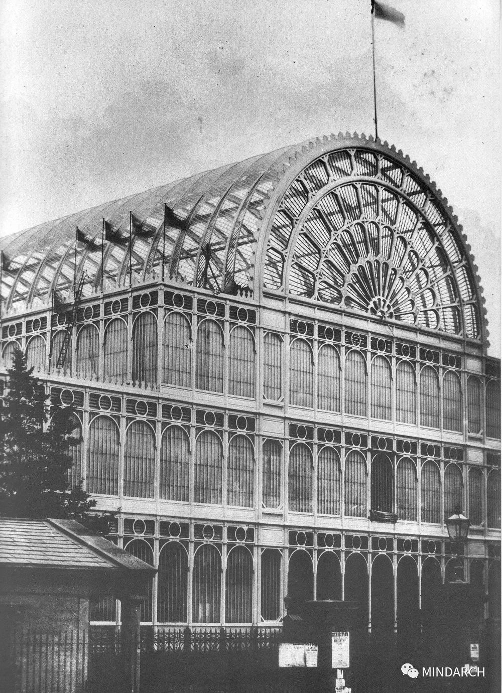 或许可以追溯到现代主义之初,1851年第一届博览会的巨大展馆「水晶宫