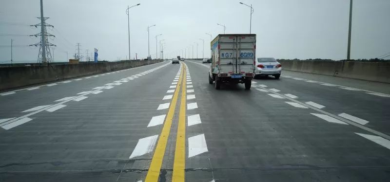 湛江东海大桥纵向减速标线标志工程顺利完工