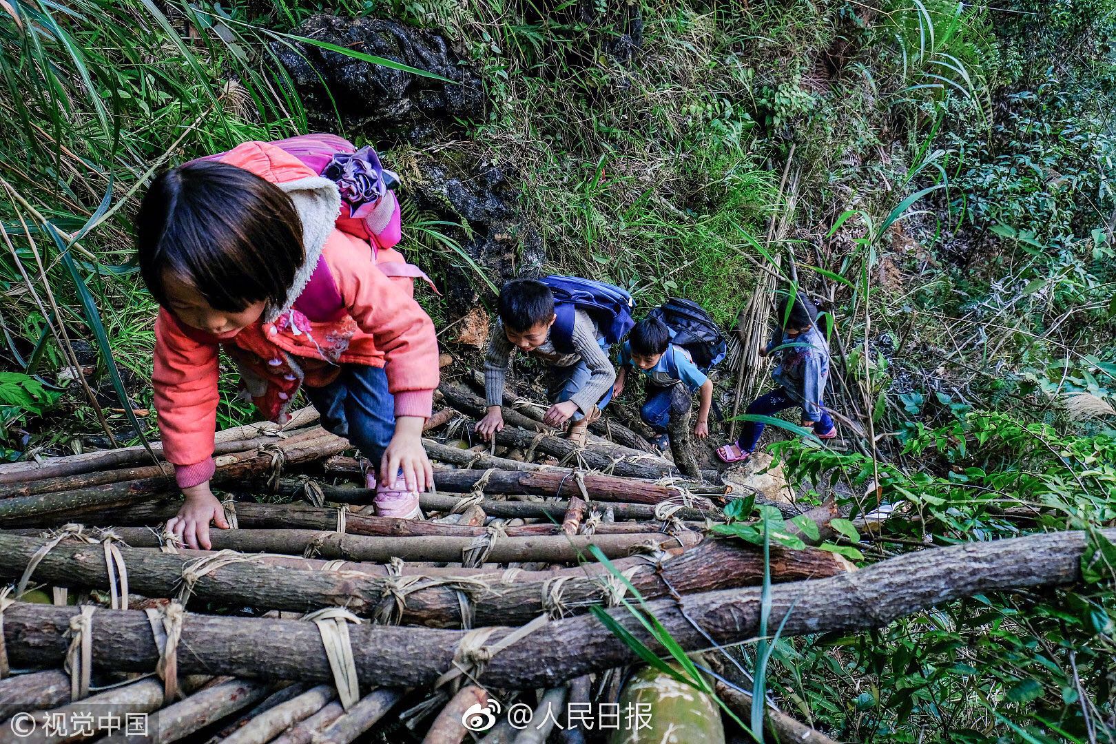 广西河池一贫困村落攀悬崖出行 孩子上学要走256公里陡峭山路