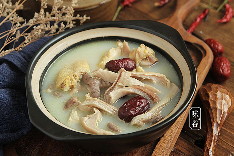 广东人最爱的猪肚鸡汤,掌握好这个技巧,汤色奶白,香味倍增!