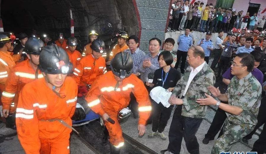 痛心又一起顶板事故4死1伤没瞒住默哀