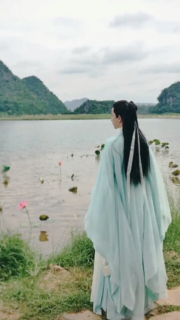 當然最出色的還是他的古裝了,在《三生三世十里桃花》中,他飾演的白真