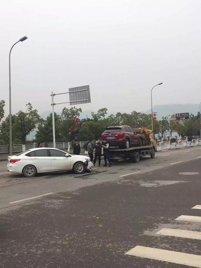 万州南滨路发生一起交通事故!白色轿车被撞得稀巴烂