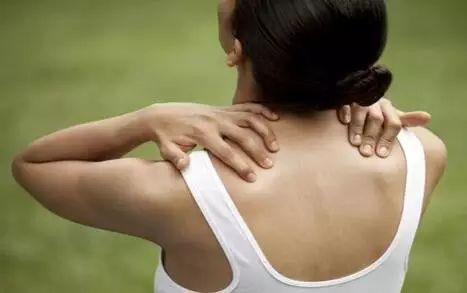 硬肩族,顾名思义就是肩膀僵硬,大板筋经常性酸痛的人群