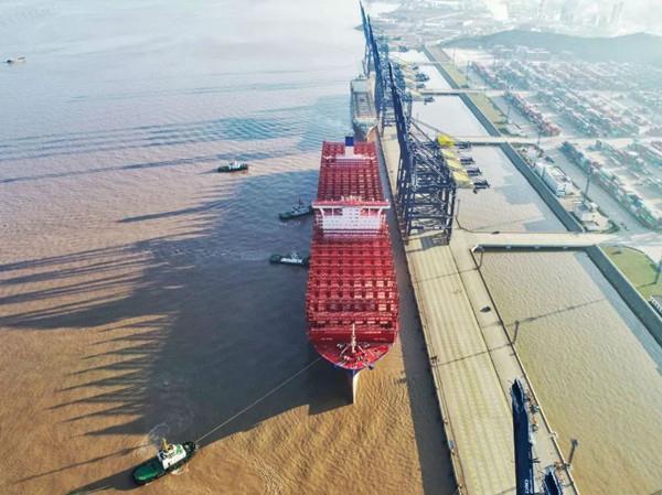 世界最大级集装箱船中远海运双鱼座首航宁波大榭招商国际码头