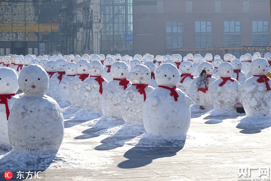 哈尔滨雪人阅兵迎新年 场面壮观如兵马俑布阵