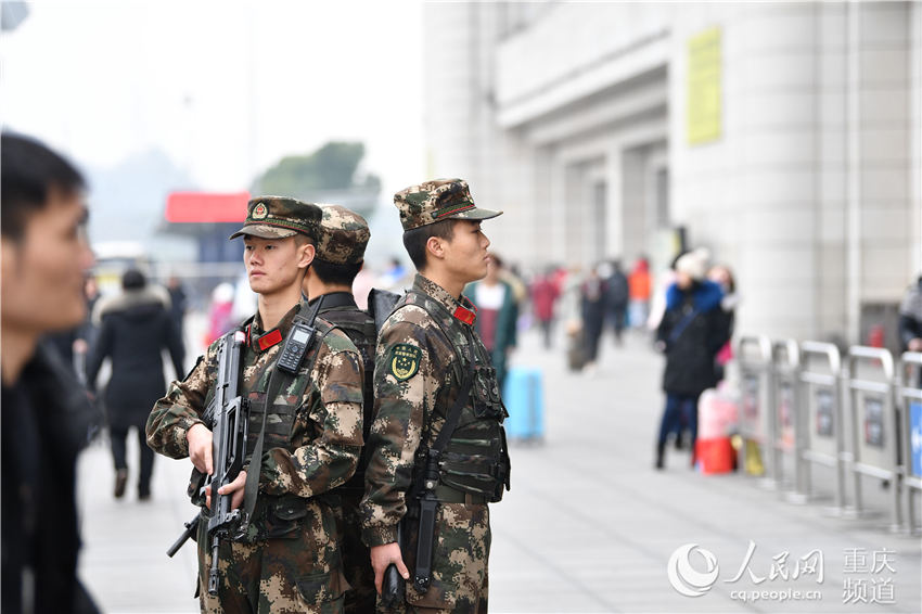 1月21日,武警重庆总队执勤第二支队官兵在重庆北站执勤.黄叶春 摄