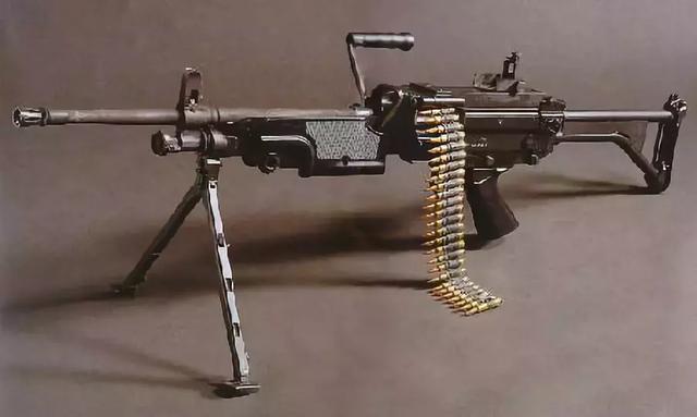 采用了一种比较独特的双供弹具模式,类似于美军m249轻机枪的弹匣/弹链