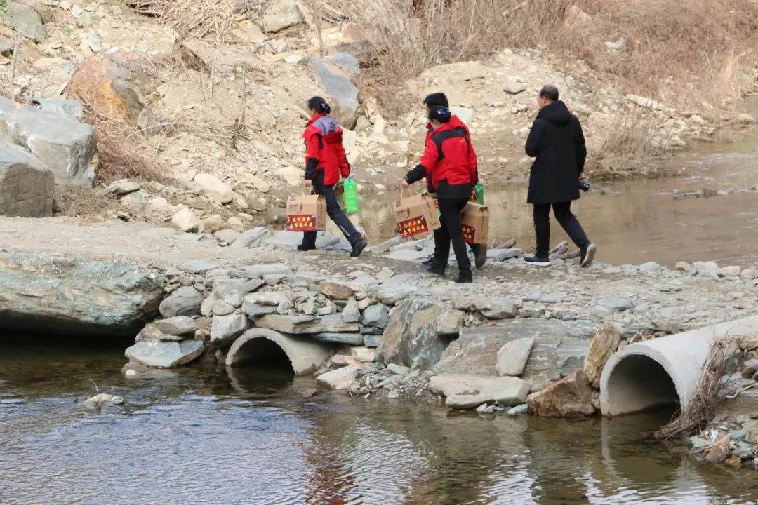 旅游扶贫汤河裸浴温泉心系群众给长寿村老人发福利拜早年