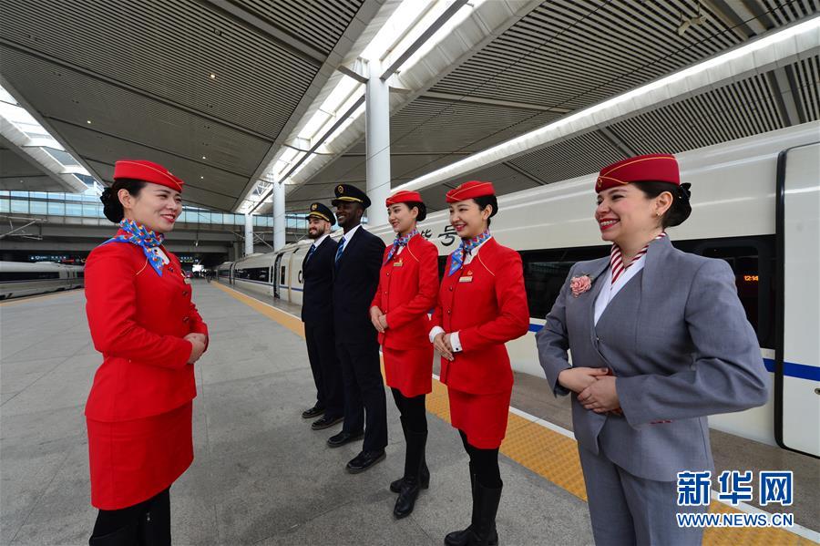 1月20日,在西安北站站台上,留学生志愿者和列车员一起做上岗前的准备