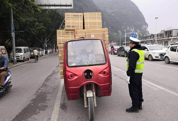 針對節日期間農村集中趕集,走親訪友的重點時段,嚴防麵包車三輪摩托車