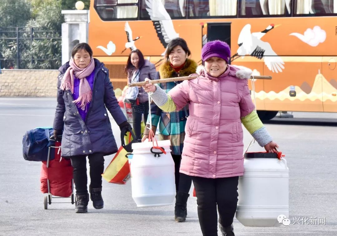 你挑著擔,我拉著行李,回家過年咯