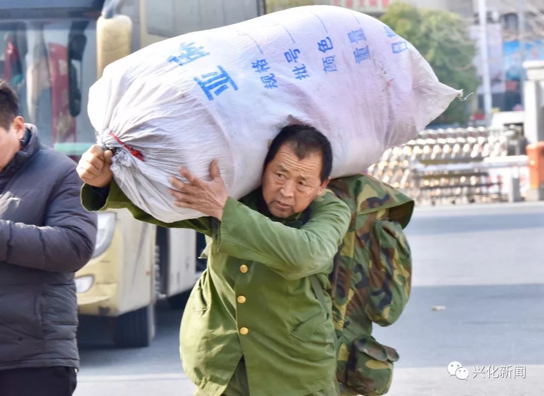 下车的人们顾不上沉甸甸的行李, 也顾不上奔波的劳累, 满脸都是回家