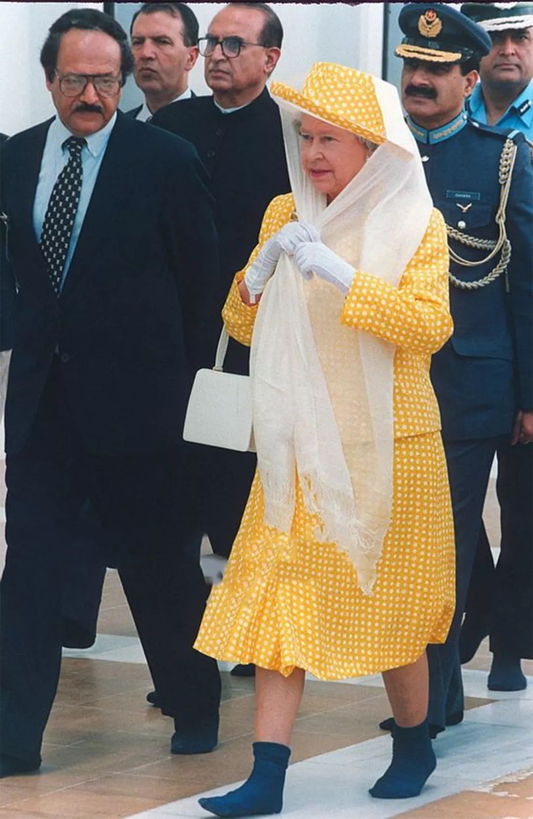 伊丽莎白女王曾经访问过印度,当时她穿了一身橘黄色带有波点的礼服裙