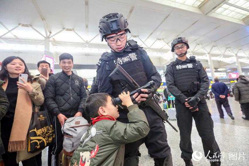 1月21日,上海鐵路公安處特警支隊戰鷹突擊隊亮相虹橋火車站開展春運