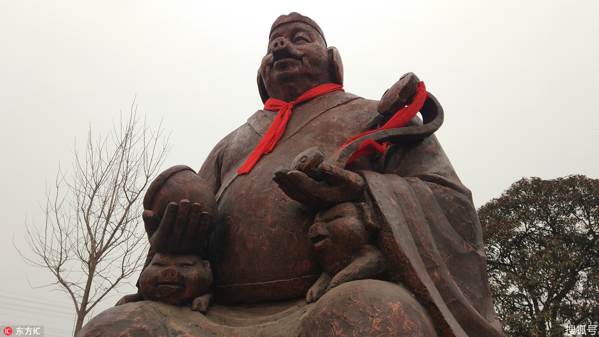 企業打造巨型豬八戒雕像,焚香祭祀