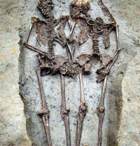 考古发现1400年前情侣墓,两个男子手牵手,身份揭穿令人吃惊