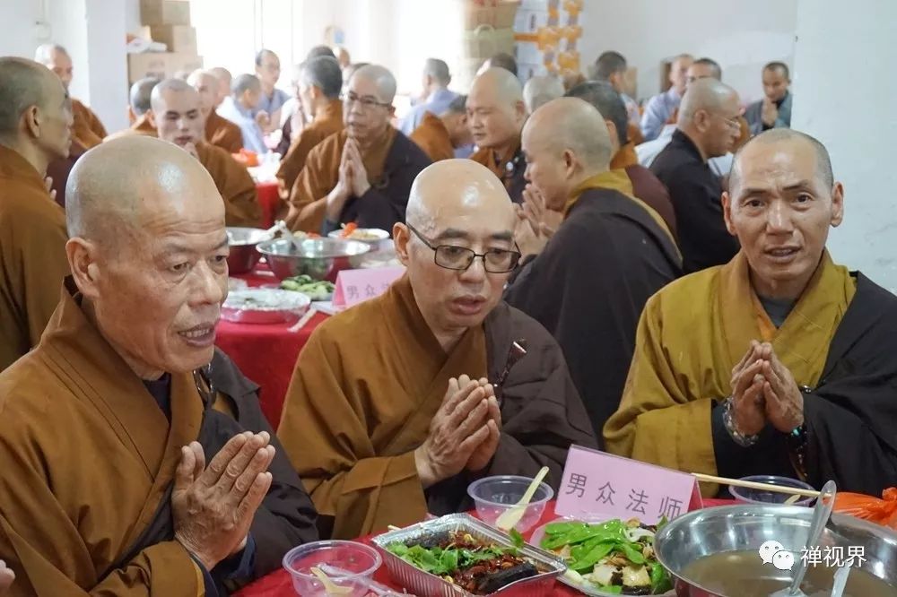 东普公益慈善会供养总导师大愿法师六祖寺团年饭