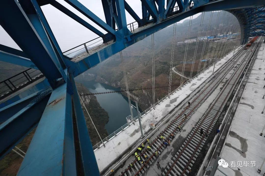 震撼成貴鐵路鴨池河特大橋鋪軌忙