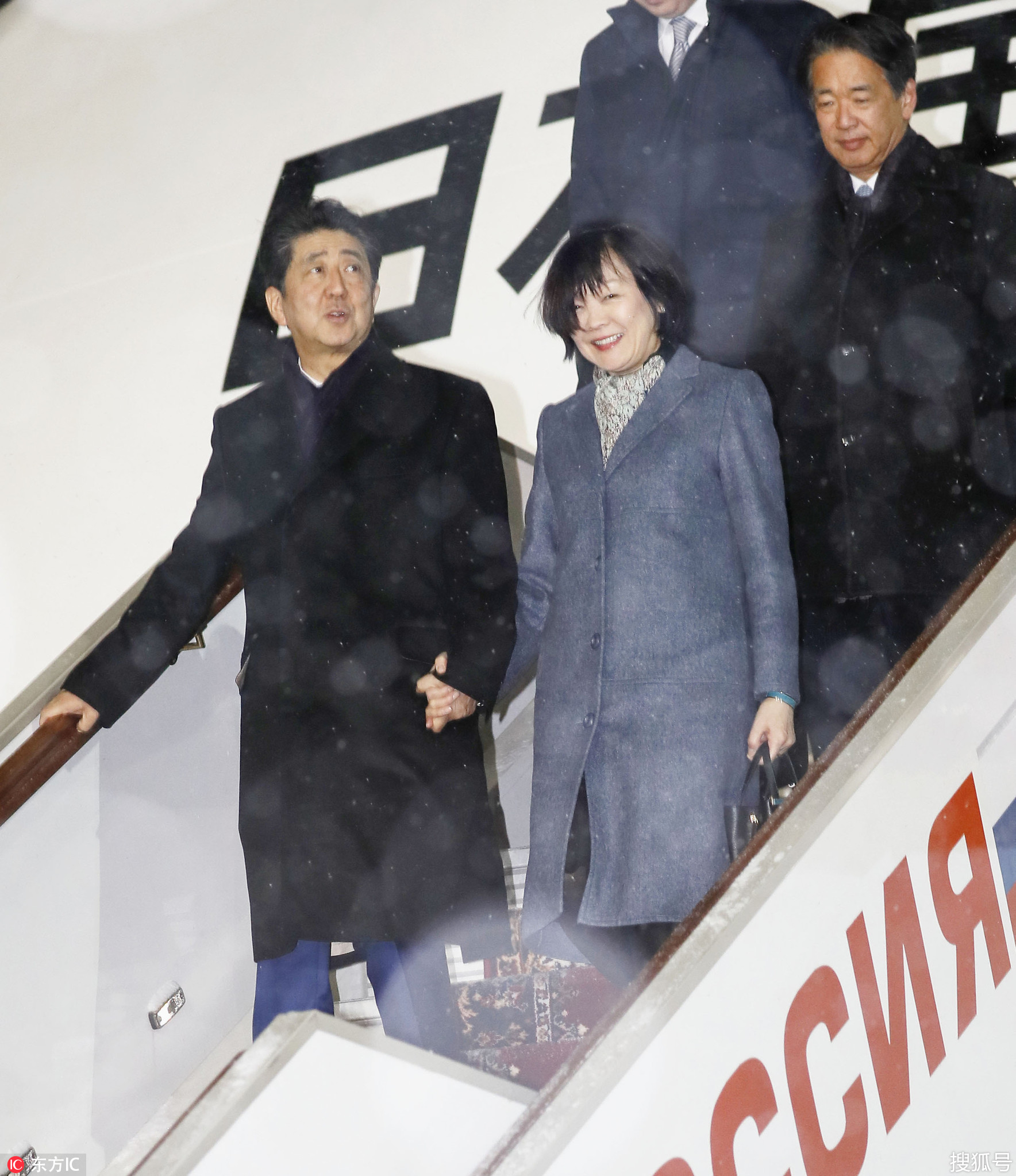 安倍夫妇抵俄向普京索要2岛 双手紧握夫妻同心