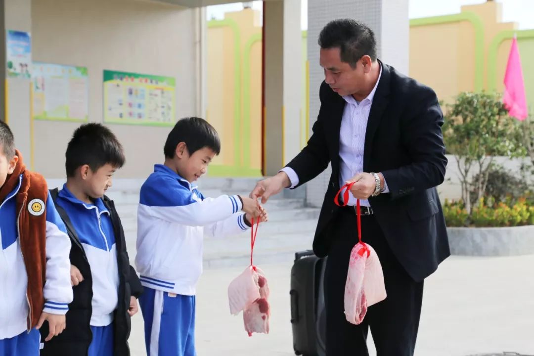 真事广东一小学给学生发猪肉家长娃努力读书全家吃肉