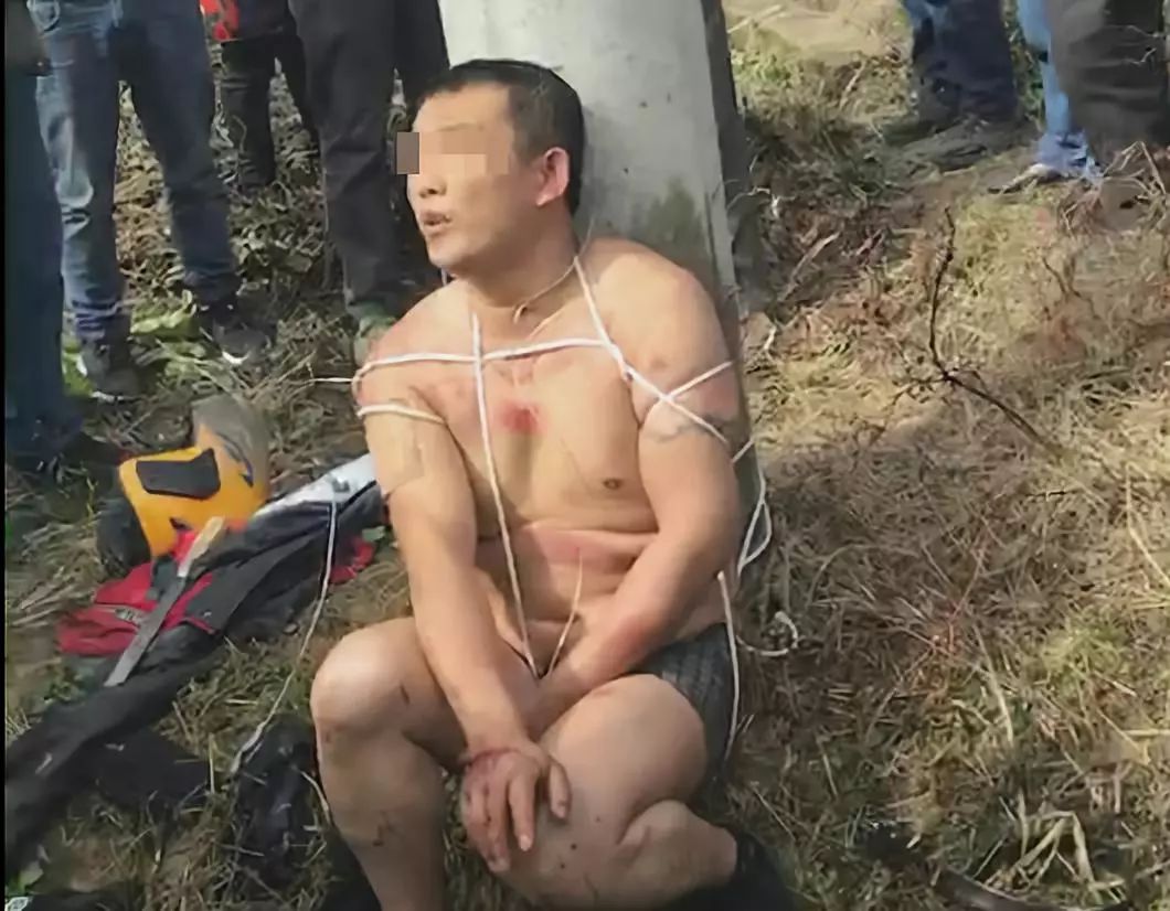 顿收拾随后被绑至村头的电线杠上偷狗男子被愤怒的村民剥光了衣服被抓