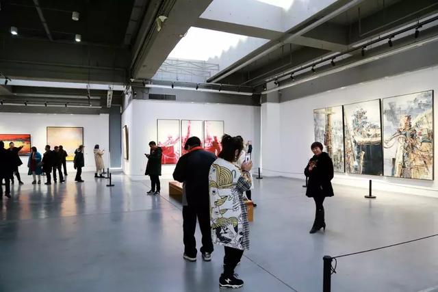 部分展覽作品欣賞:《父輩青春》《共和國為你肖像—創業艱難百戰多》