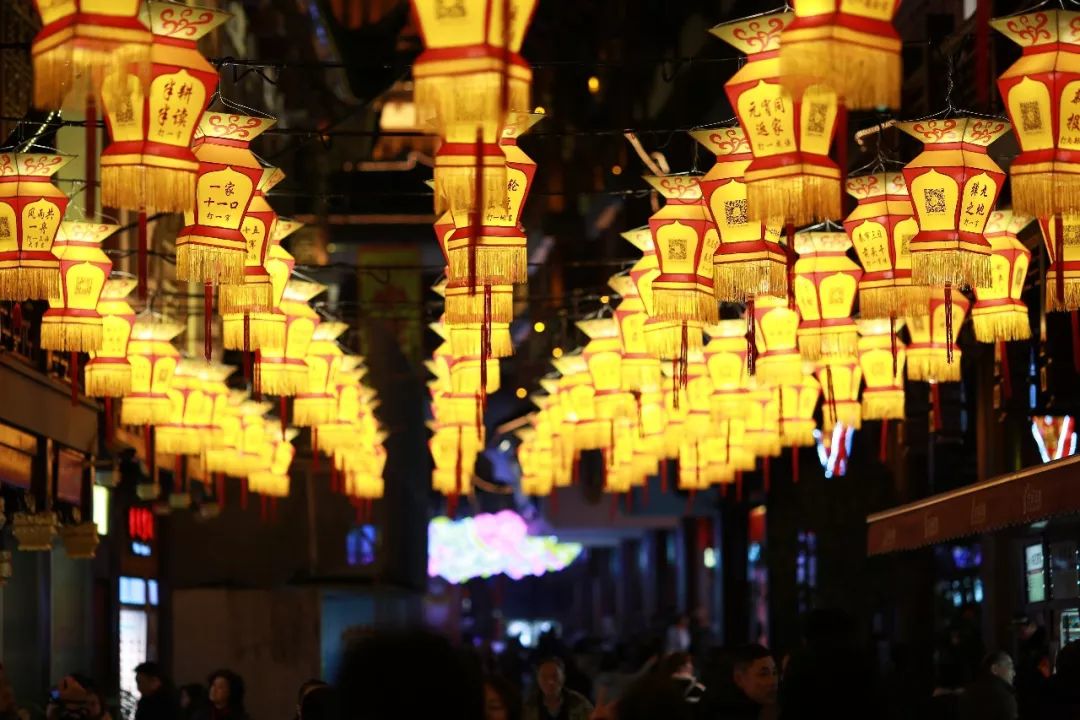 氣氛燈組麗水路牌坊除豫園商城核心區域外,周邊的部分街道也掛上了