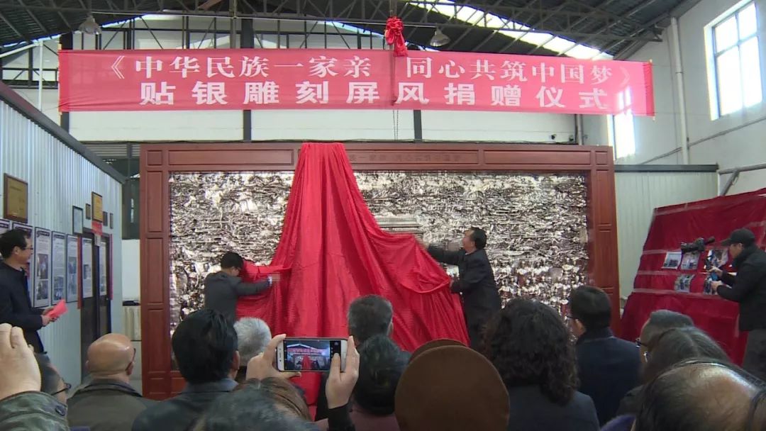 張金文和寸發標為貼銀雕刻屏風揭幕▲雲南民族博物館副館長張金文發言