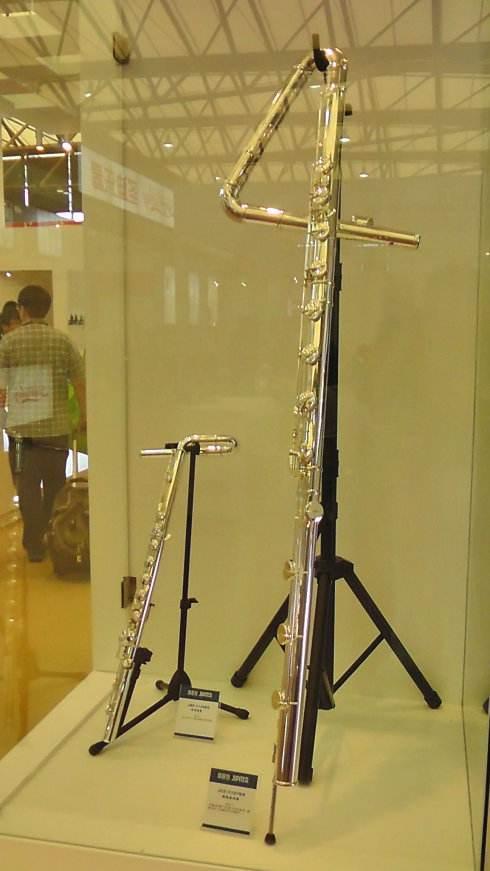 低音长笛低音长笛的结构像一个4,也有的像一个拐杖,它是长笛家族