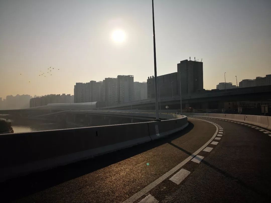 此次先行通車的為中環軍工路隧道方向,其他兩個方向目前已用隔離帶