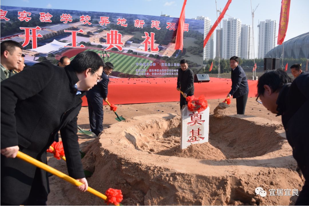 縣領導馬明良,楊雲章,李秀英,楊洪坤,李錦昌,劉海燕參加開工儀式.