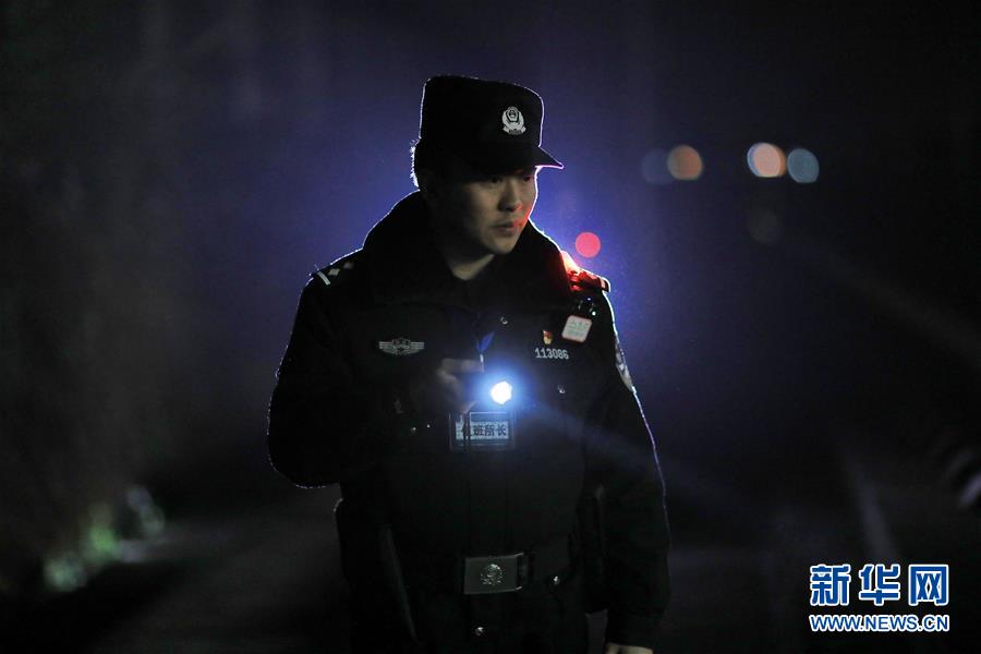 警察夜间执勤图片图片